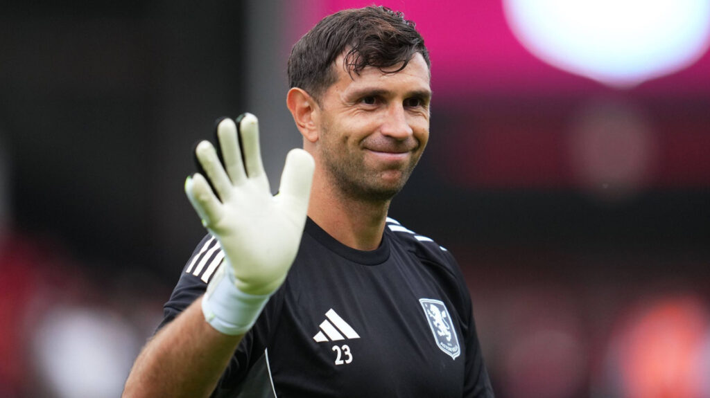 Emi Martinez waving in training gear.