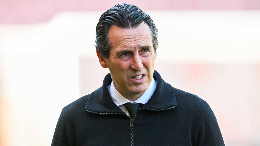 Unai Emery looks on in agitation.