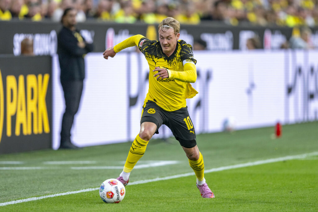 Julian Brandt playing for Borussia Dortmund, dribbling with the ball