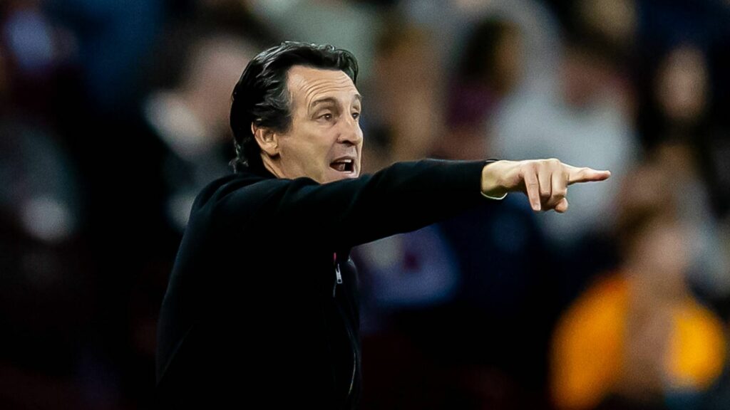 Unai Emery pointing while looking focused