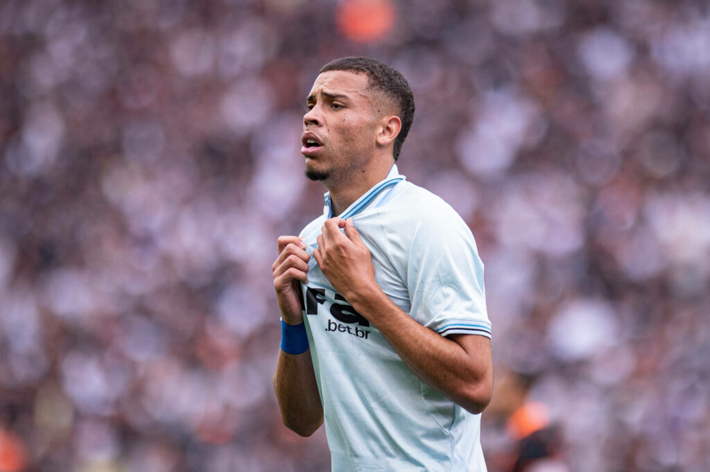 Alysson playing for Gremio