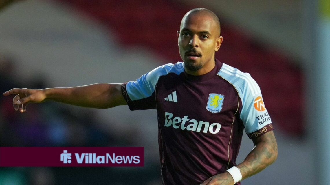 Donyell Malen with his arm outstretched.