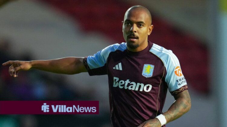 Donyell Malen with his arm outstretched.