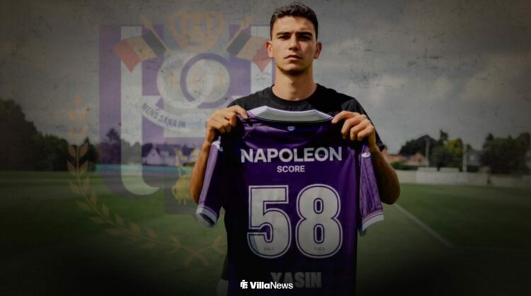 Yasin Ozcan holding up an Anderlecht shirt